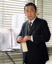 Hashimoto casts absentee ballot